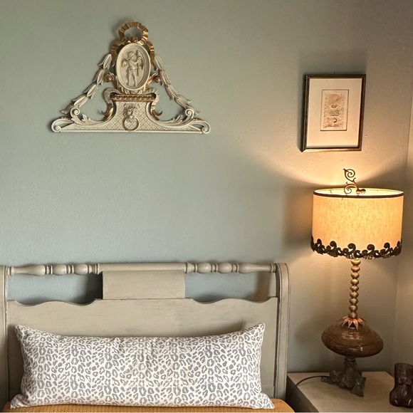 Vintage Baroque Style Regal Wall Plaque in Molded Plastic Made in Italy - Picture 11 of 14